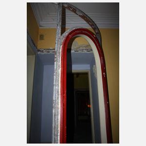 Raumteiler mit gewölbter Glastür