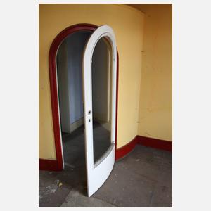 Raumteiler mit gewölbter Glastür