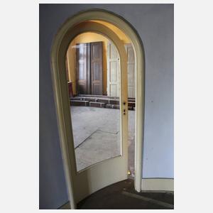 Raumteiler mit gewölbter Glastür