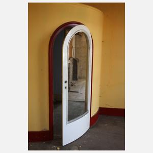 Raumteiler mit gewölbter Glastür