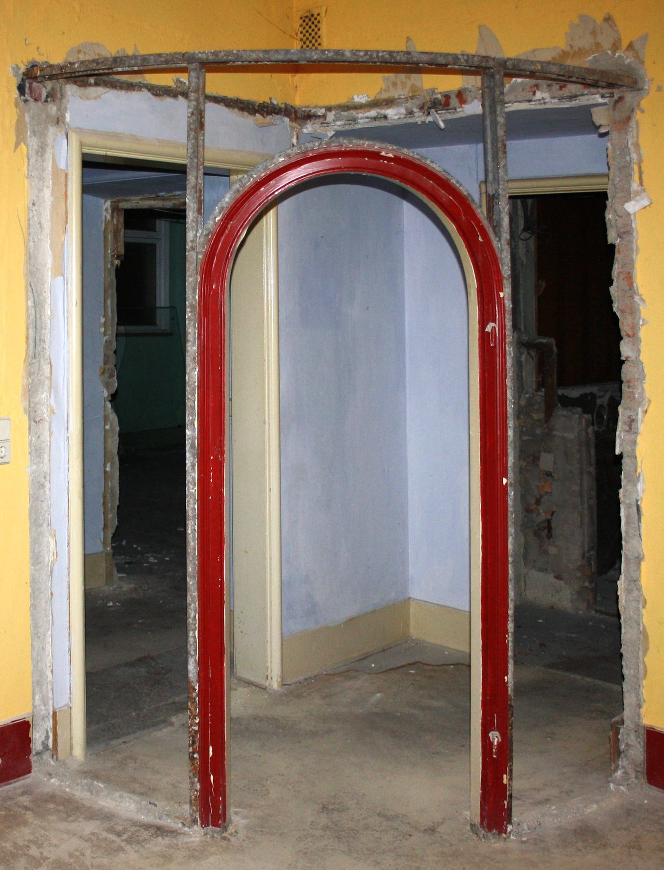 Raumteiler mit gewölbter Glastür