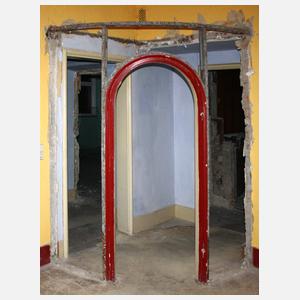 Raumteiler mit gewölbter Glastür