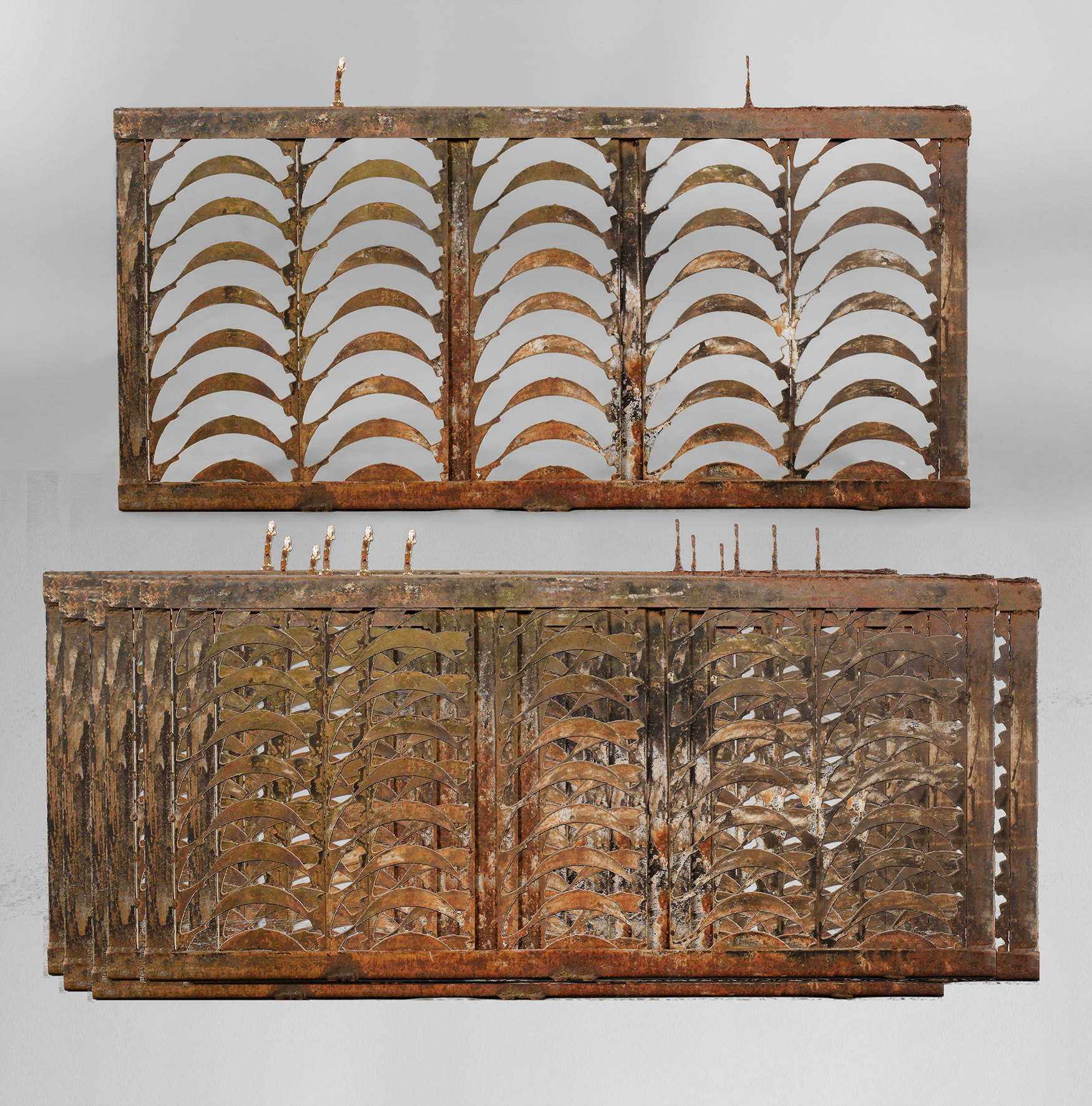 Acht Heizkörperverkleidungen