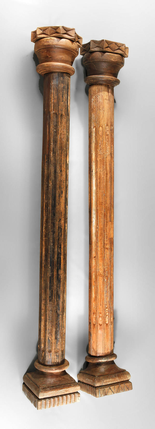 Paar Holzsäulen