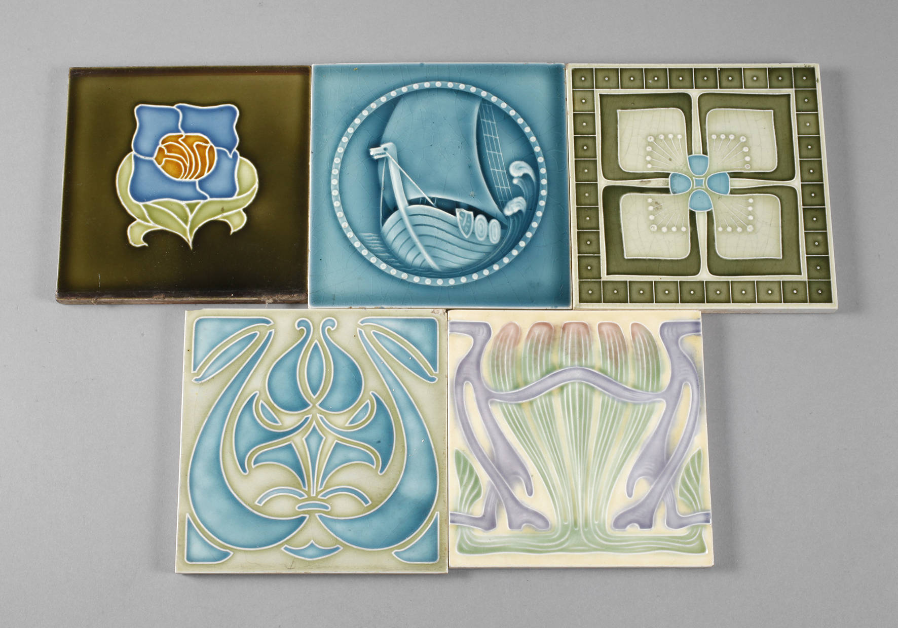 Fünf Jugendstilfliesen