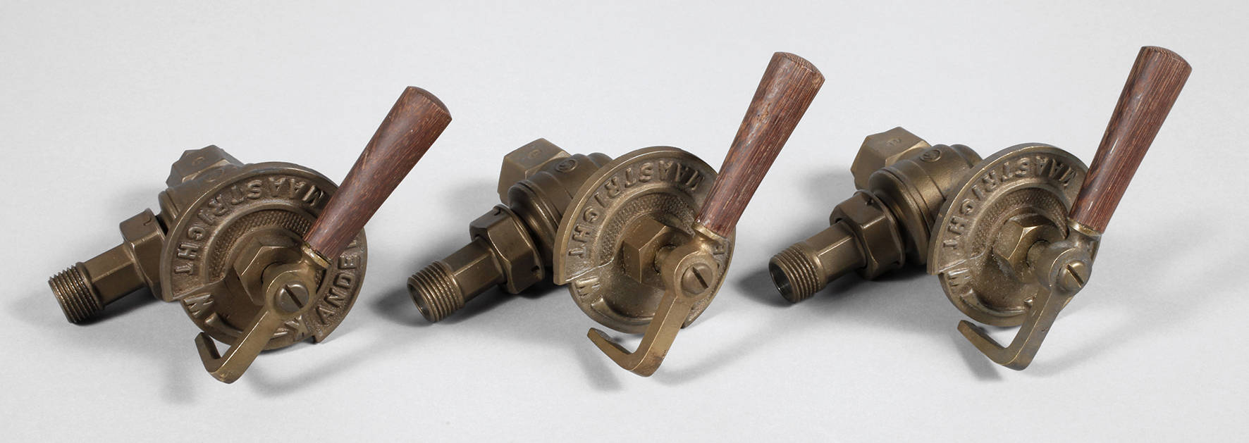 Drei Heizkörperventile
