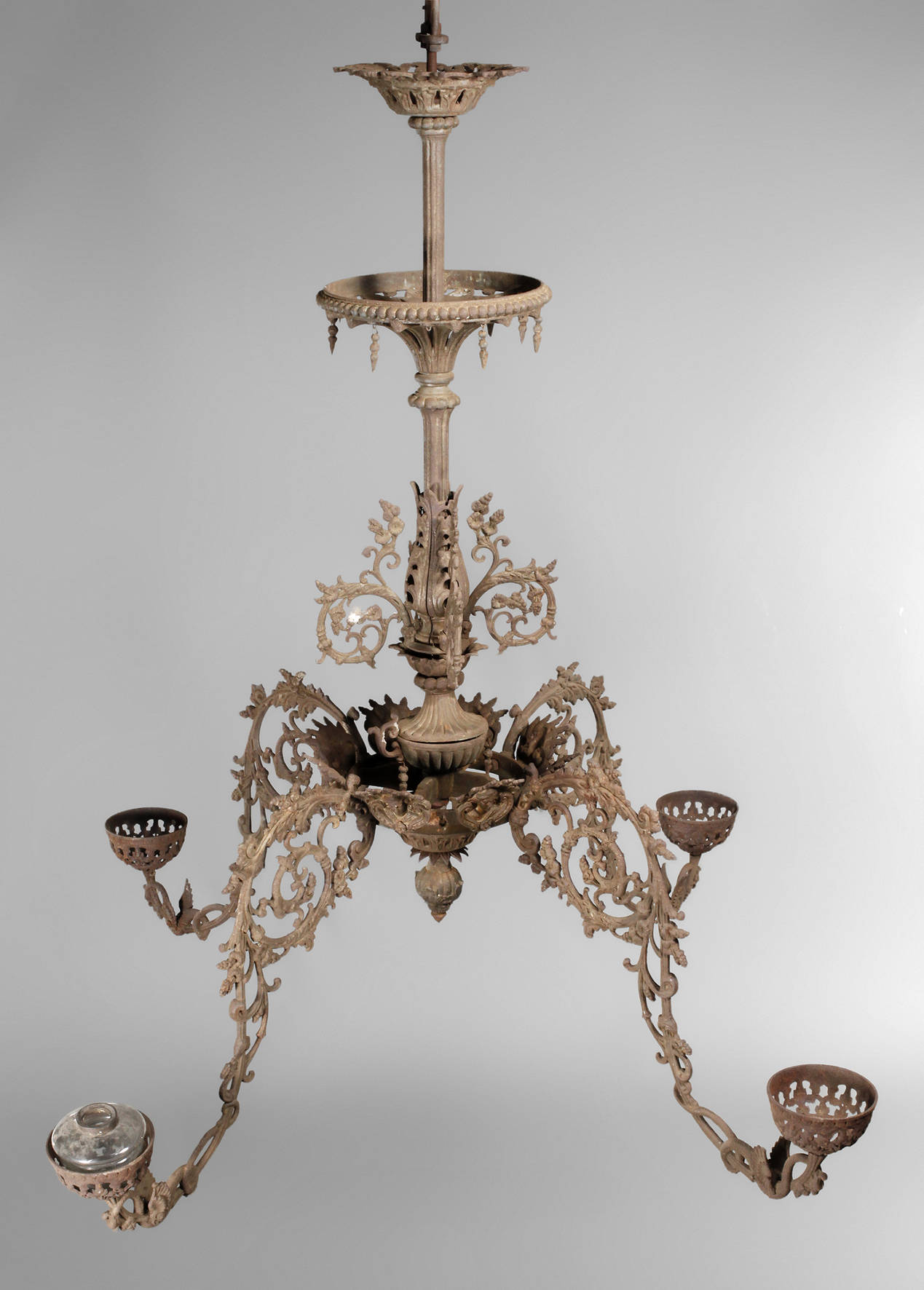 Großer Deckenlüster Eisenguss