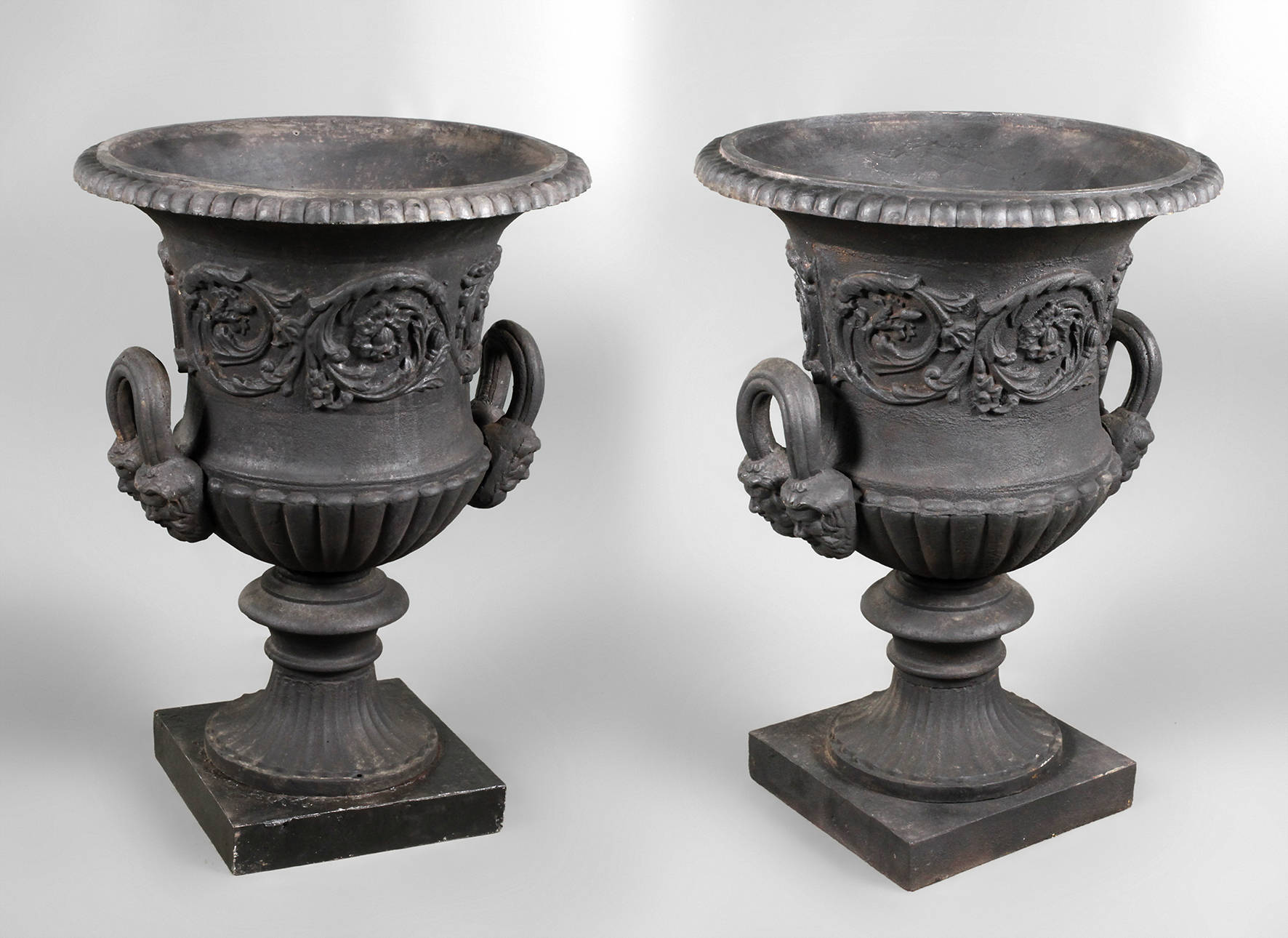 Paar große Gartenamphoren