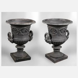 Paar große Gartenamphoren