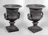 Paar große Gartenamphoren