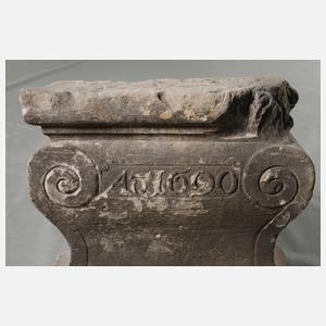 Sandsteinpostament 1690