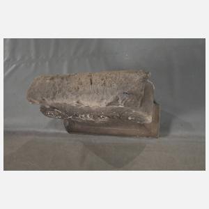 Sandsteinpostament 1690