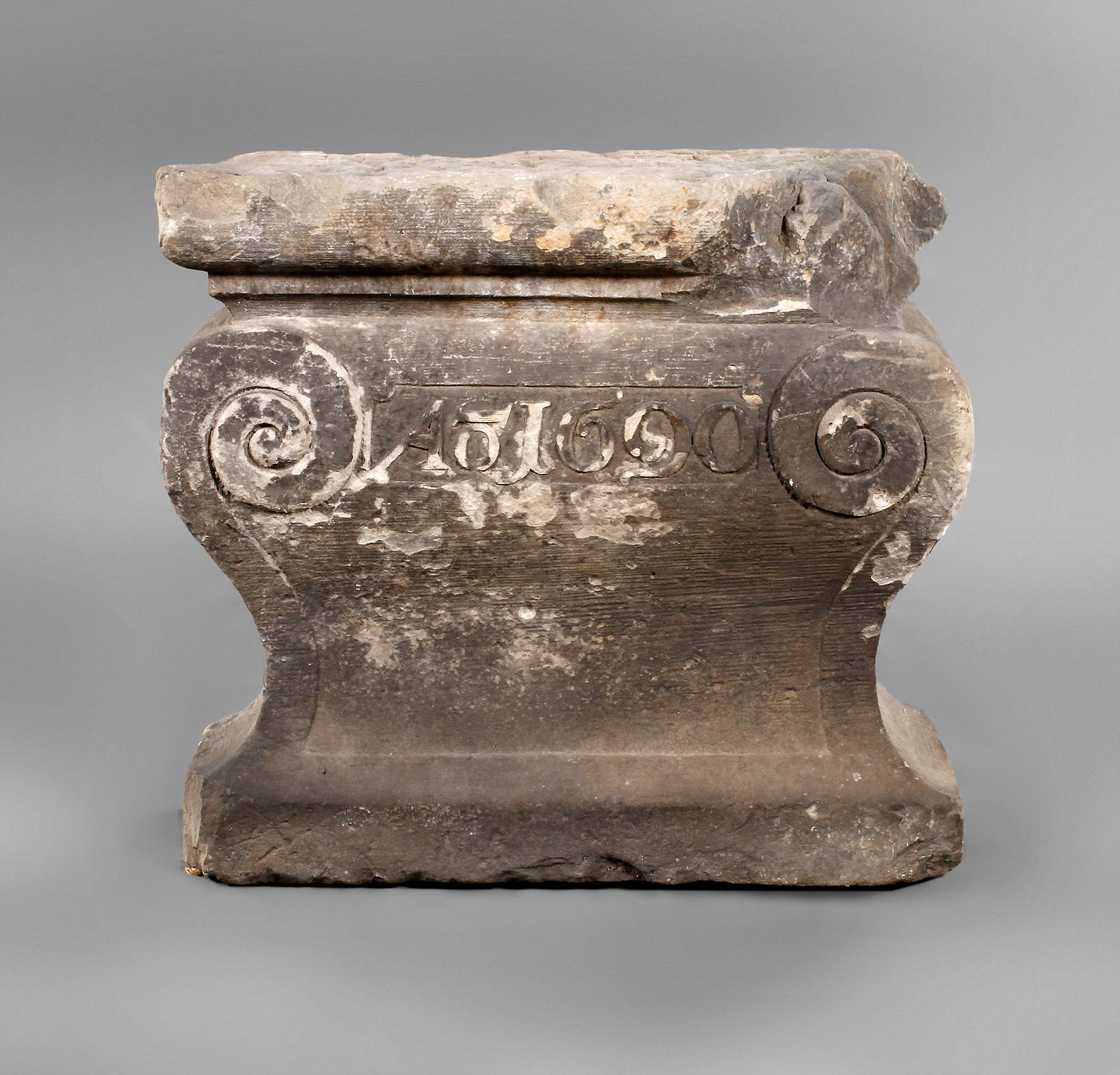 Sandsteinpostament 1690