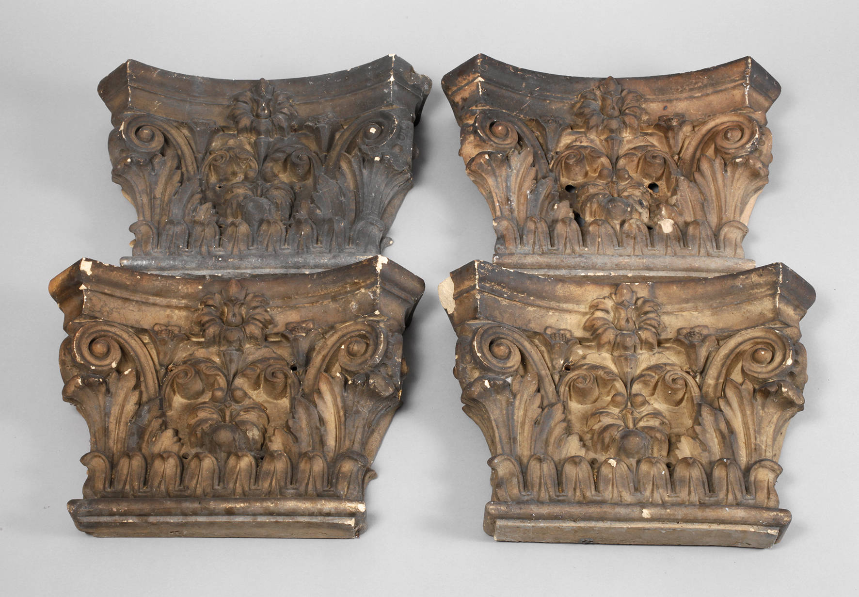 Vier korinthische Kapitelle