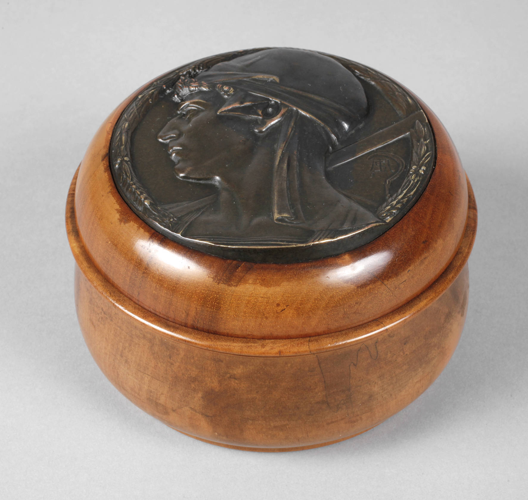 Deckeldose mit Plakette