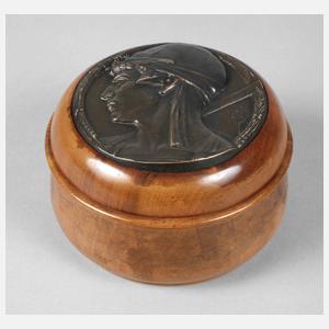 Deckeldose mit Plakette