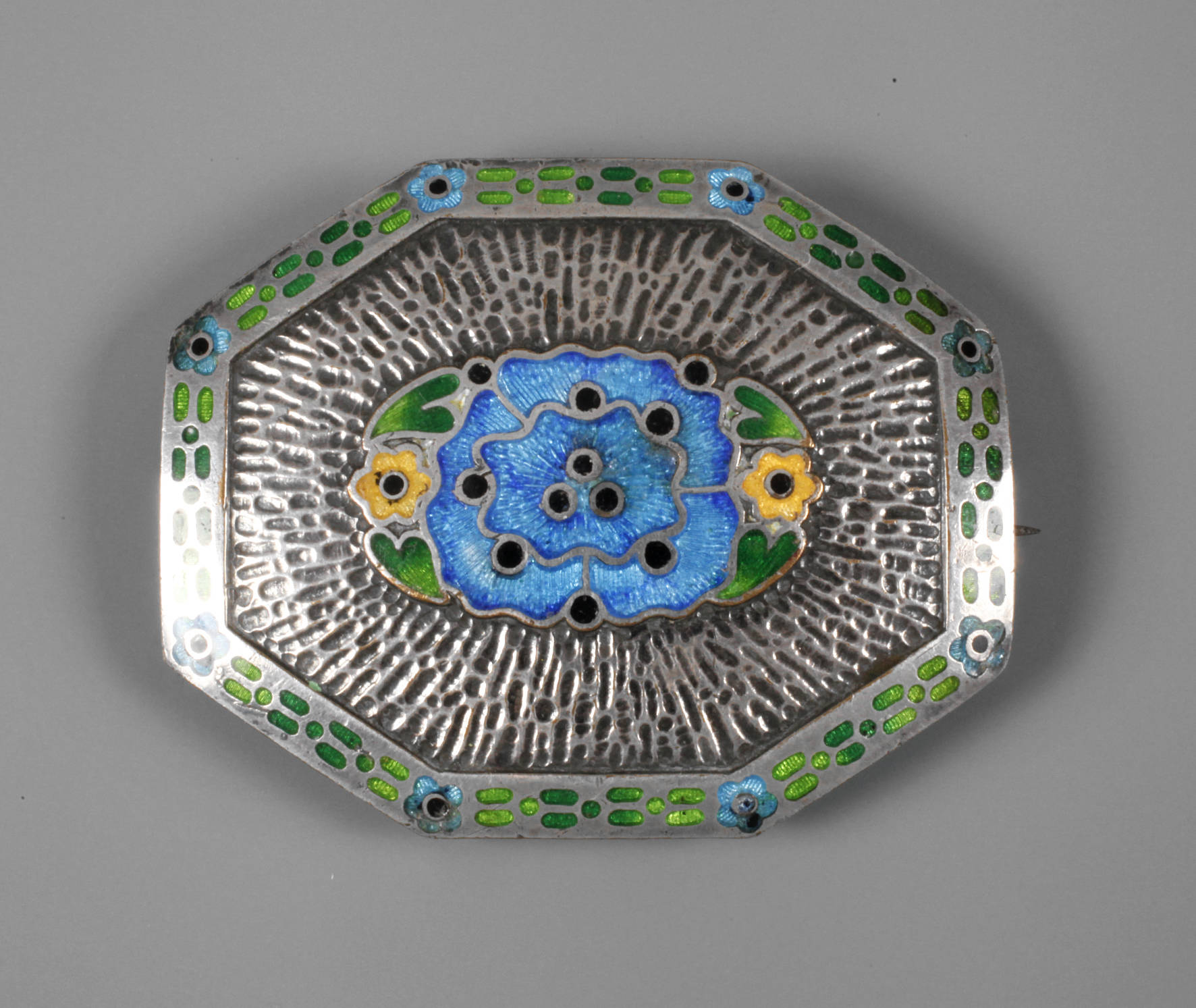 Brosche mit stilisiertem Blumenbukett