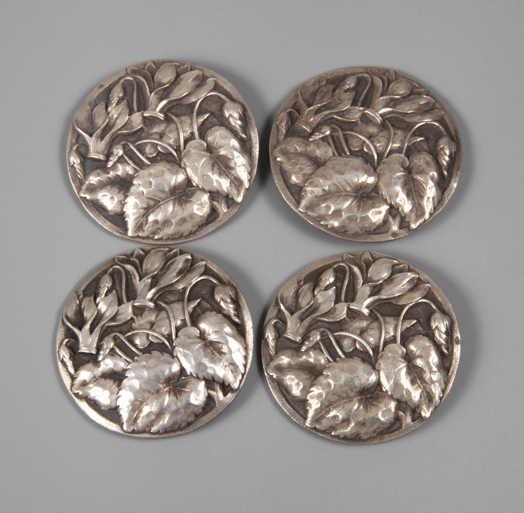 Vier große Silberknöpfe
