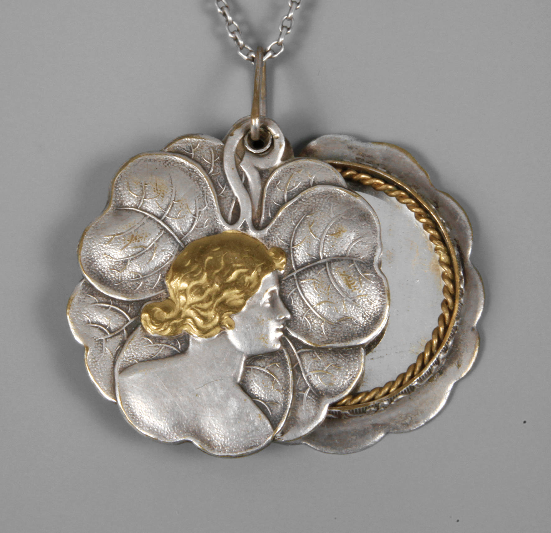 Anhänger mit Kette als Spiegel