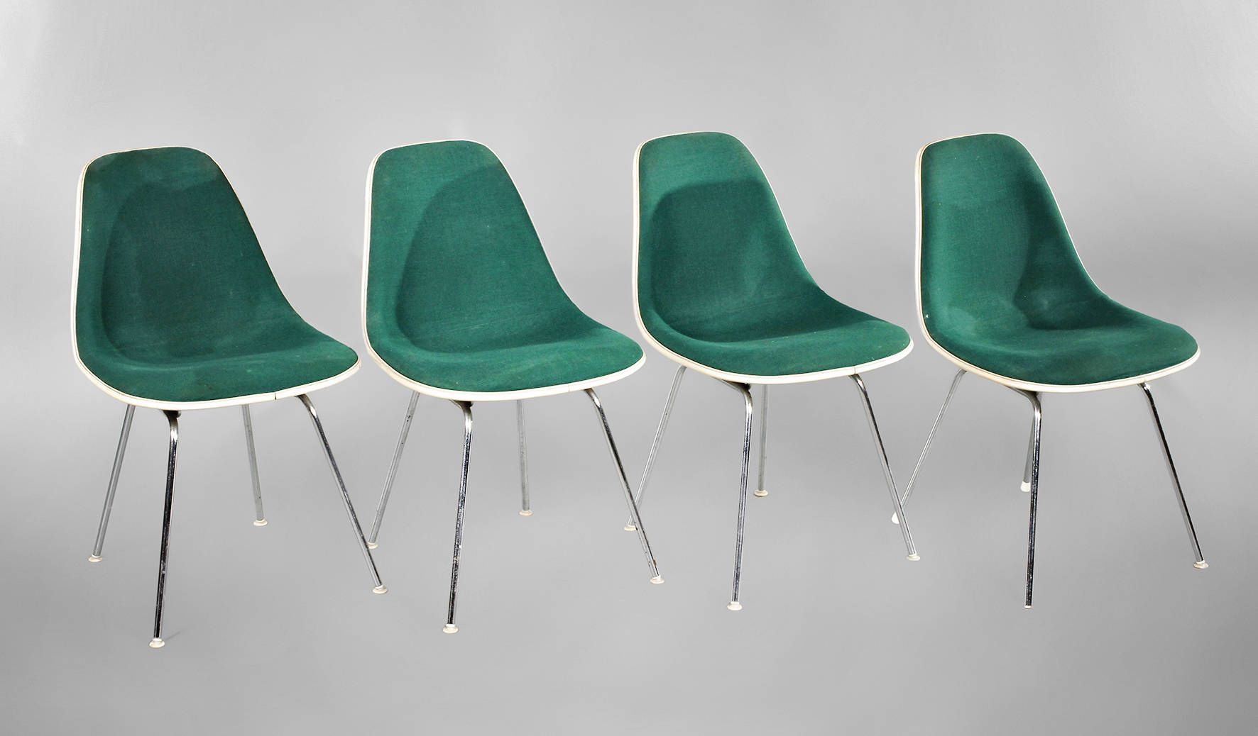 Vier Stühle „Plastic side chair“ auf „H-base“,