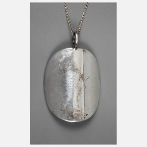 Designeranhänger an Kette