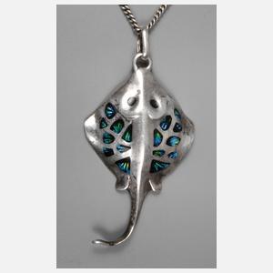 Anhänger als Rochen an Kette