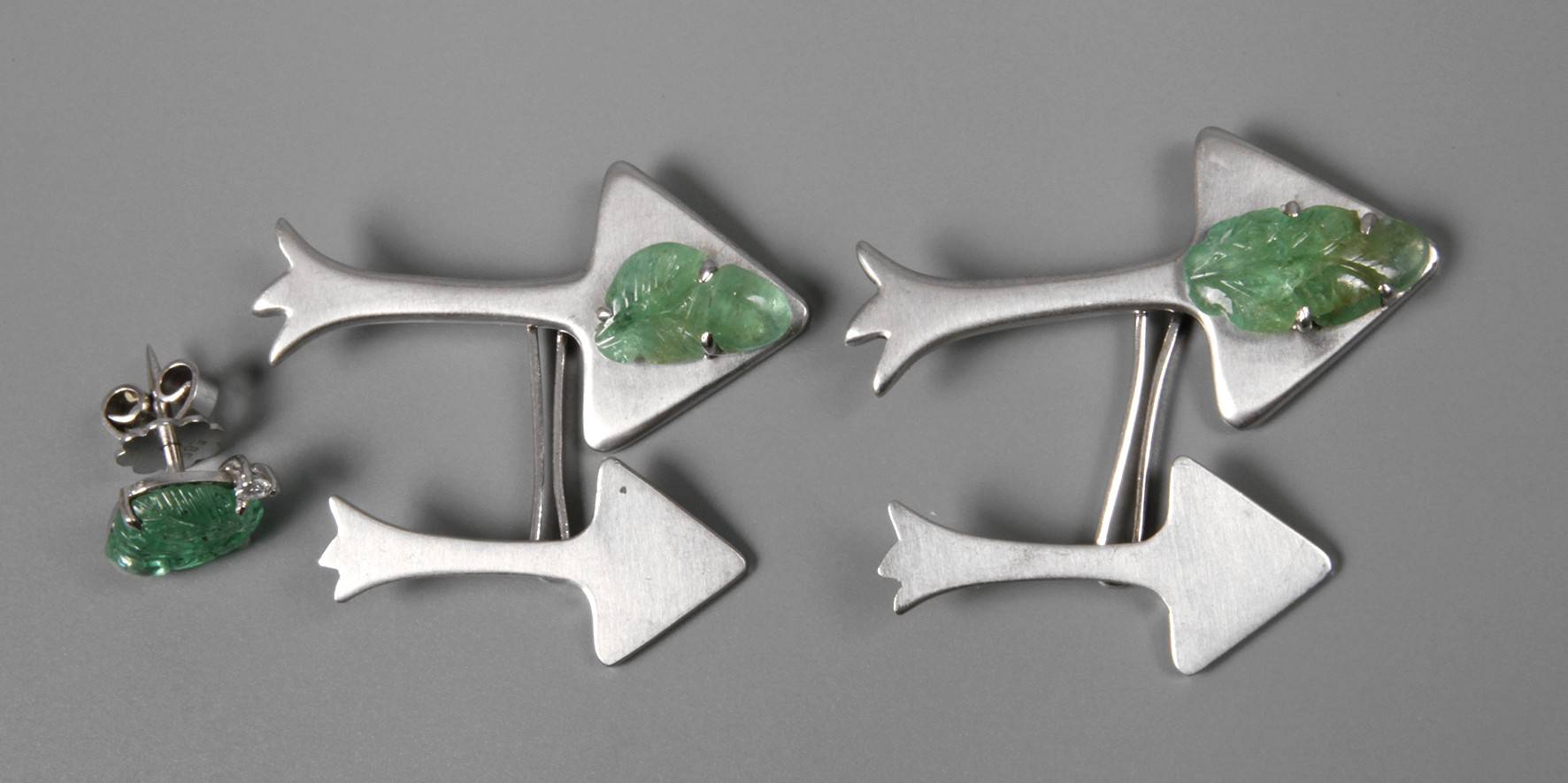 Manschettenknöpfe und Reversnadel mit Smaragdbesatz