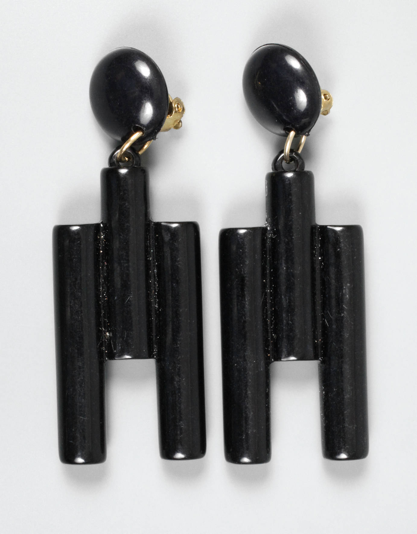 Paar Ohrhänger aus schwarzem Kunststoff