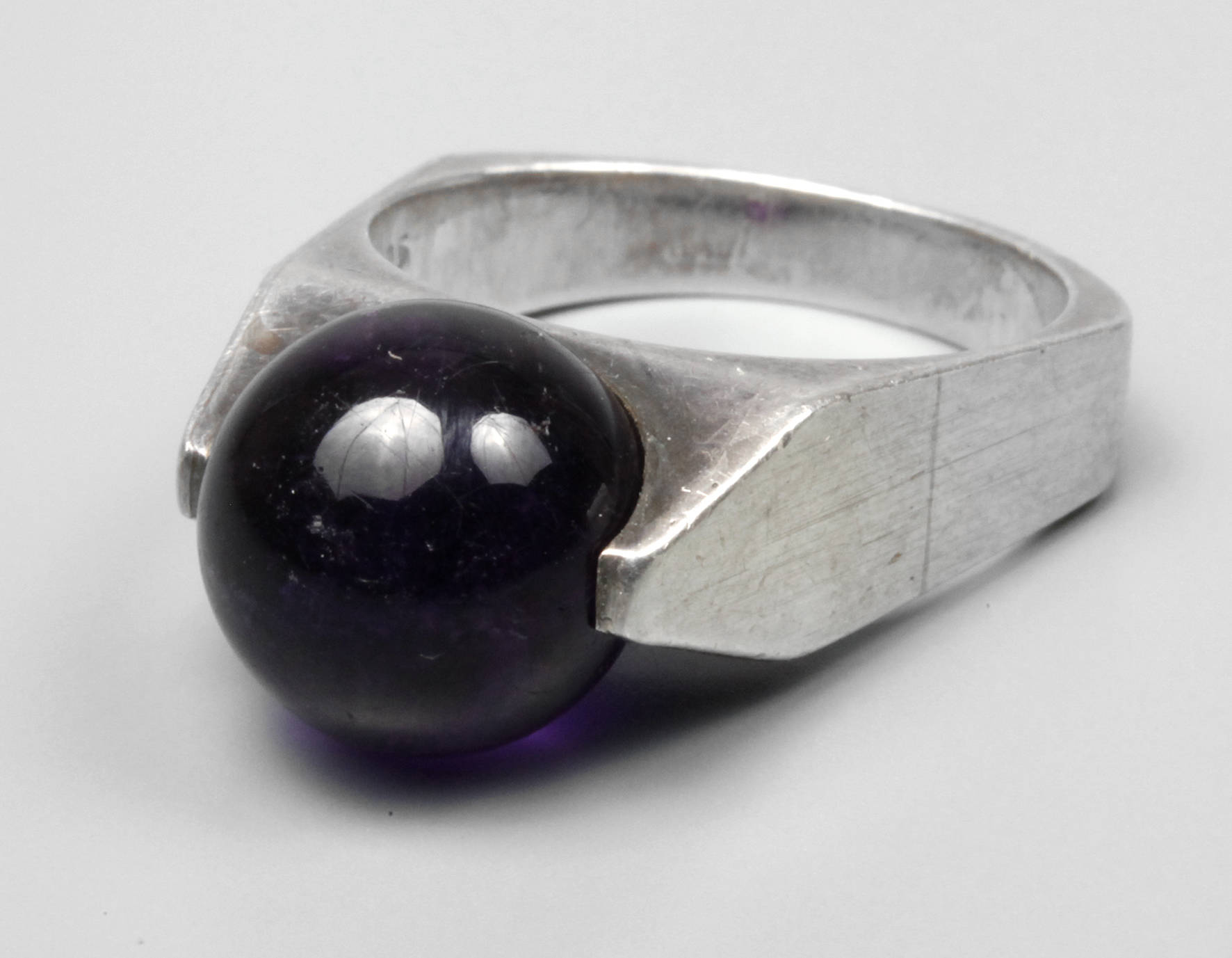 Silberring mit frei beweglicher Amethystkugel
