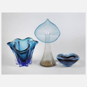 Zwei Vasen und eine Schale