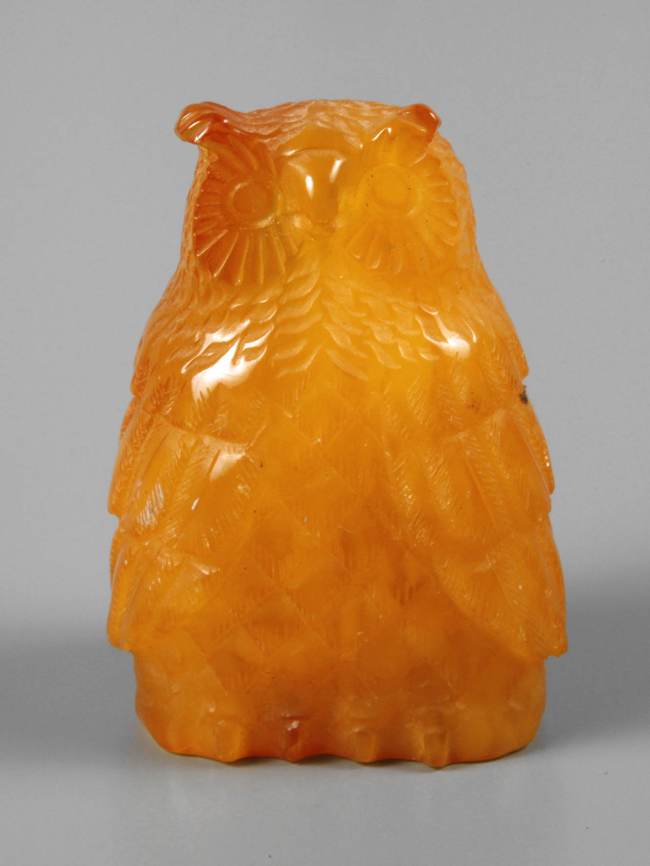 Bernsteinschnitzerei als Eule