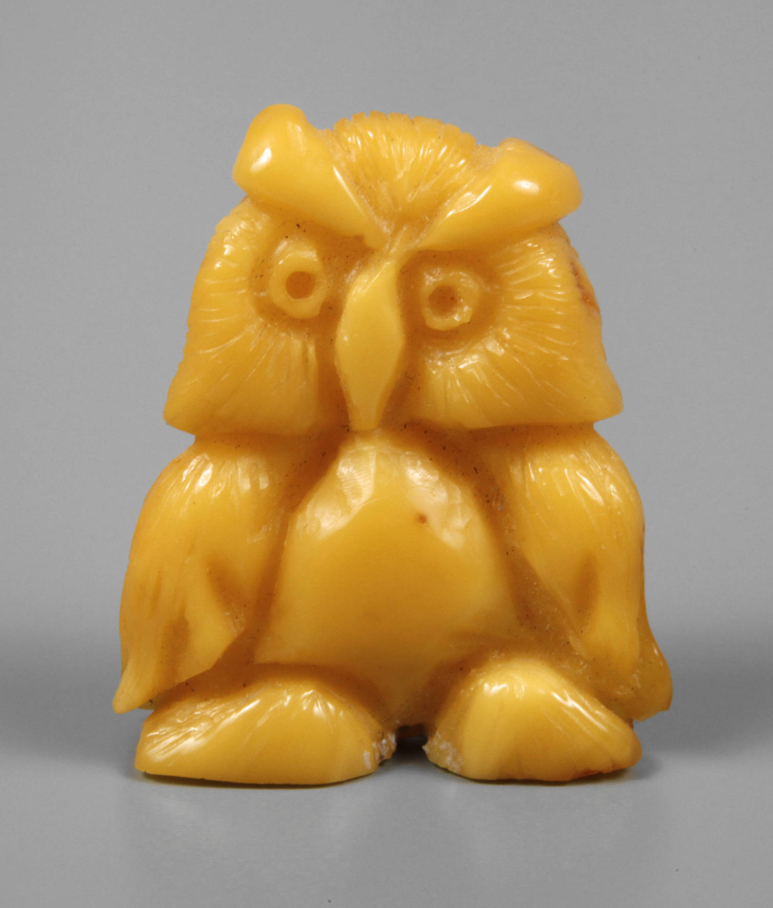 Bernsteinschnitzerei als Eule