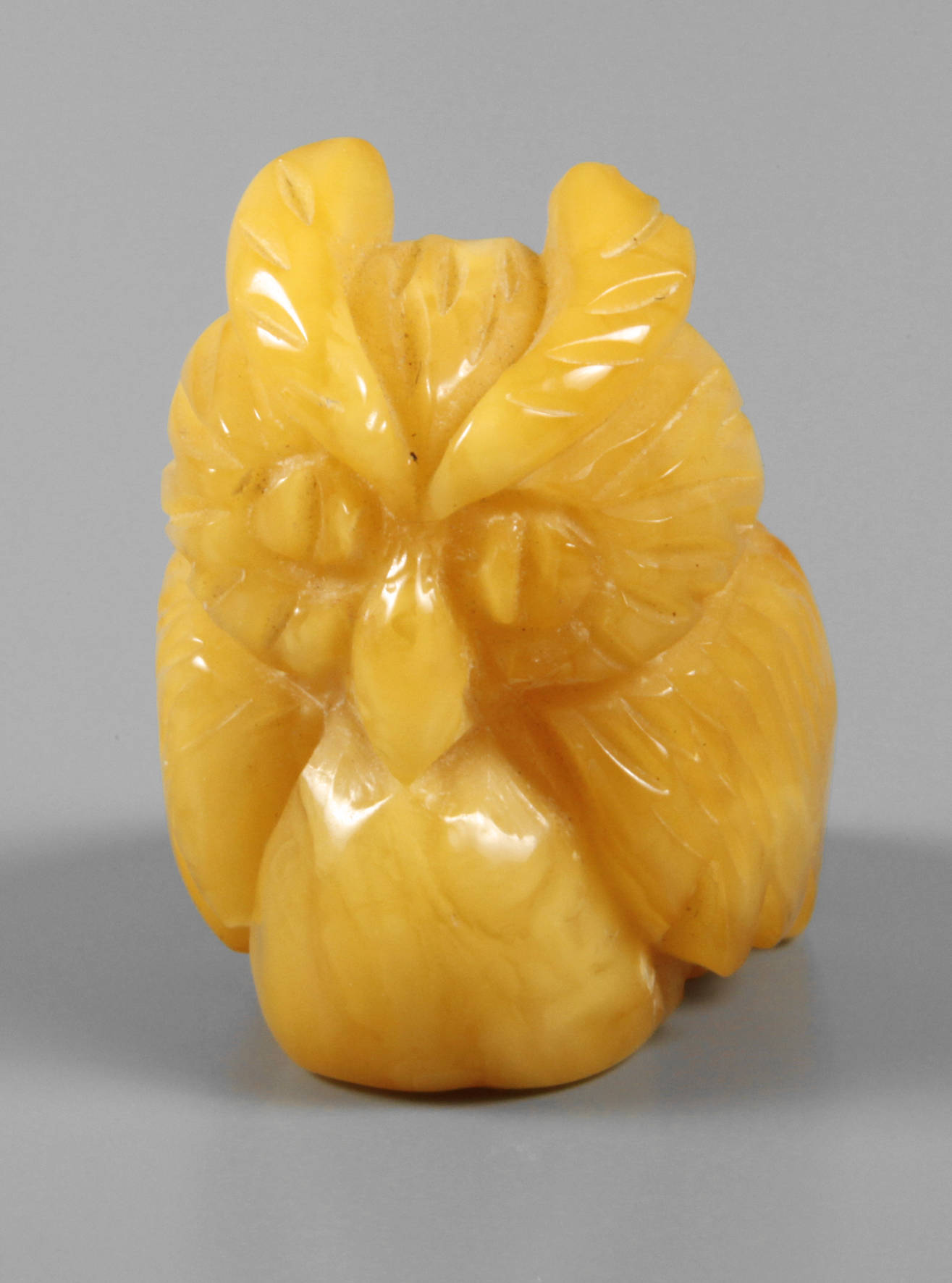 Bernsteinschnitzerei als Eule