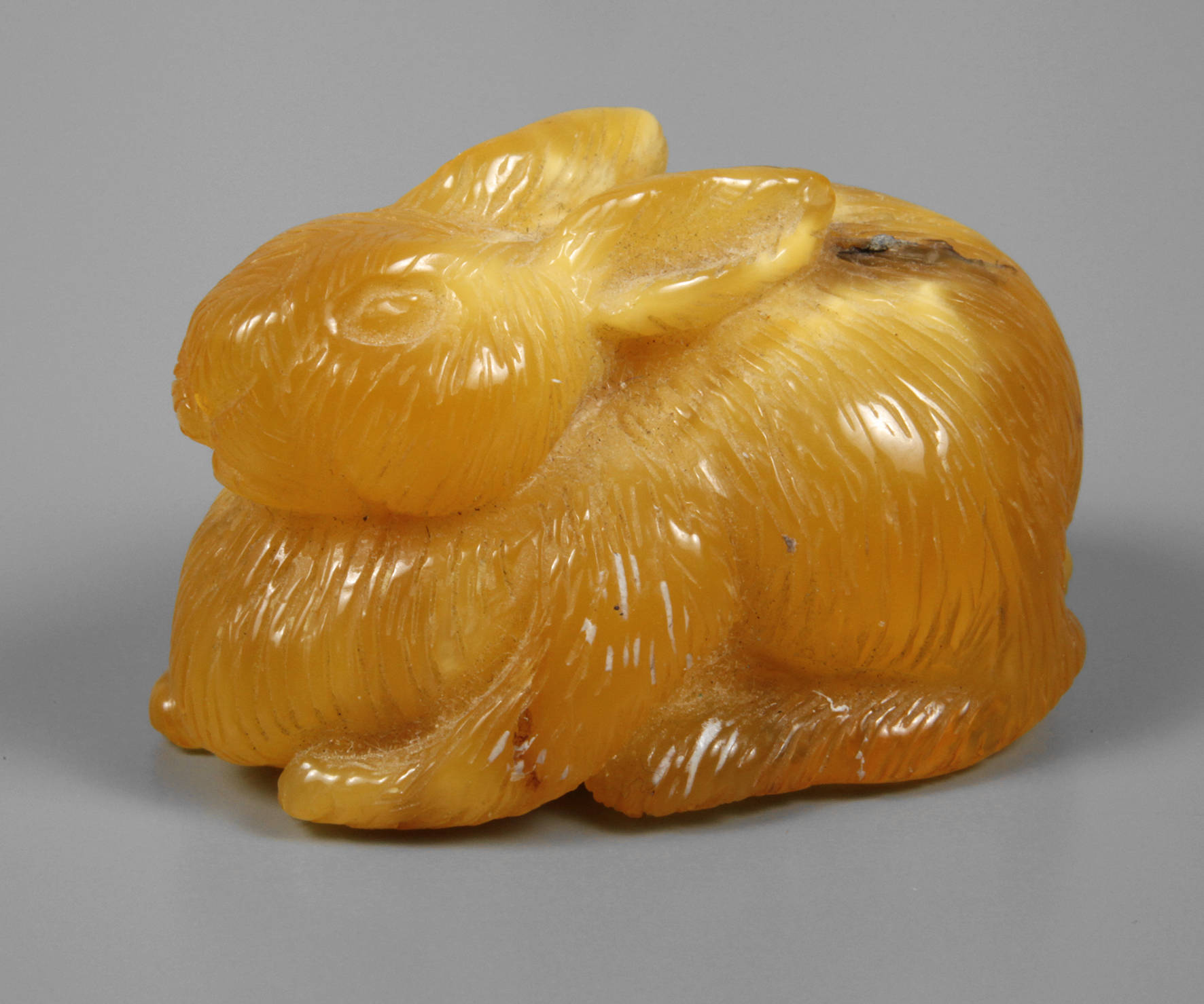 Bernsteinschnitzerei als Hase