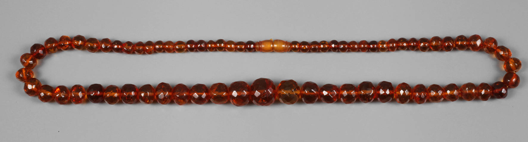 Facettiertes Bernsteincollier