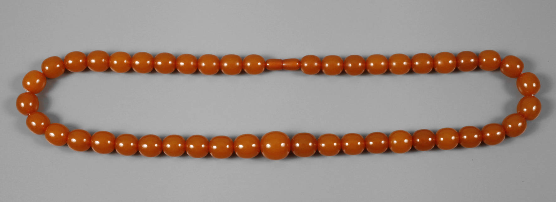 Langes Bernsteincollier