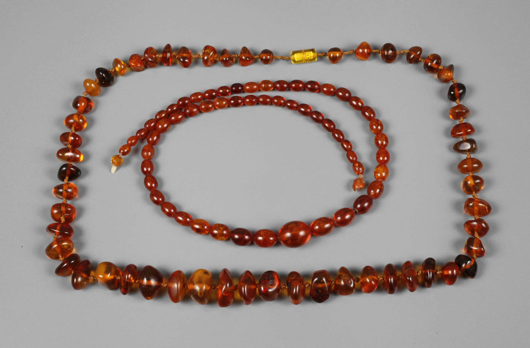 Zwei Bernsteincolliers