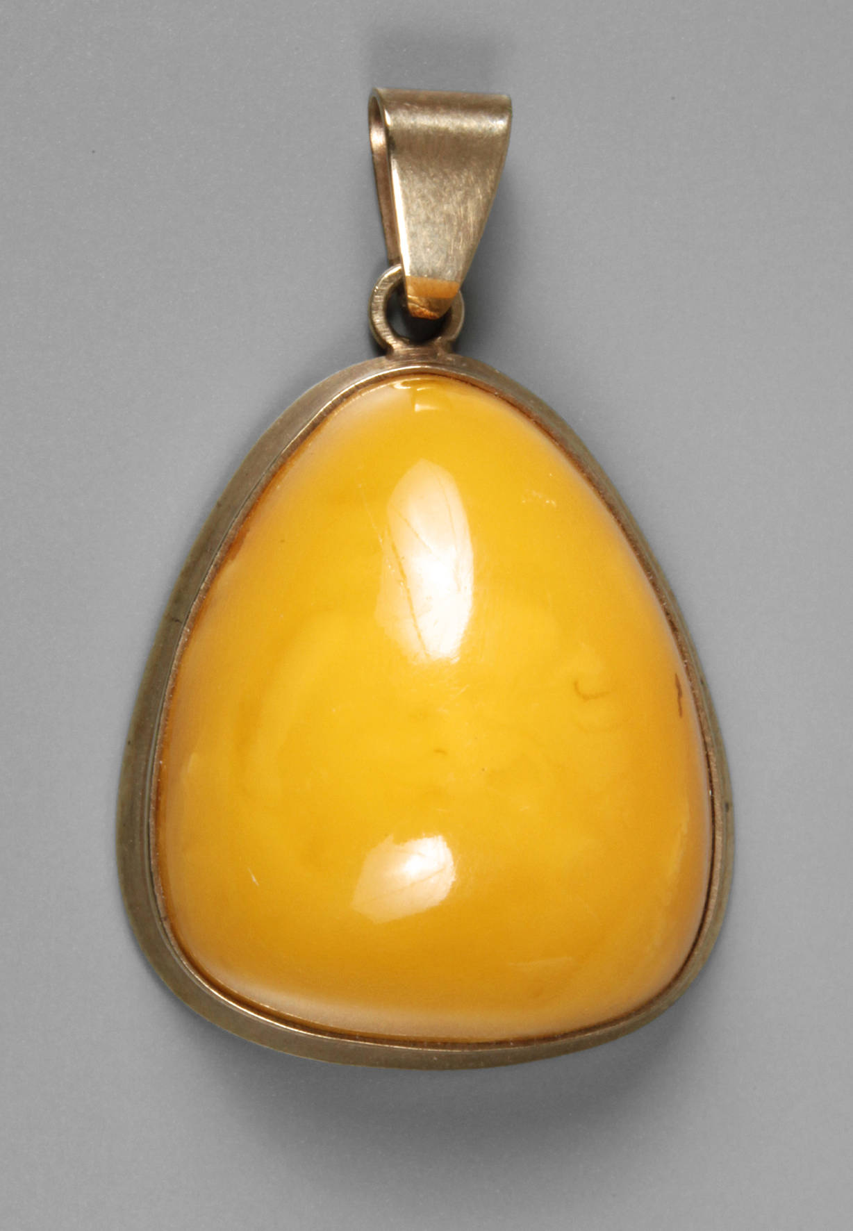 Goldanhänger mit Bernstein