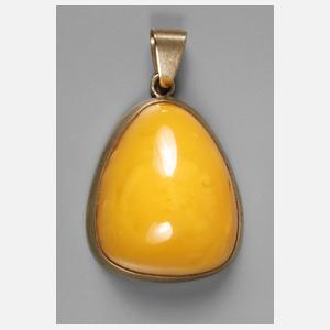 Goldanhänger mit Bernstein