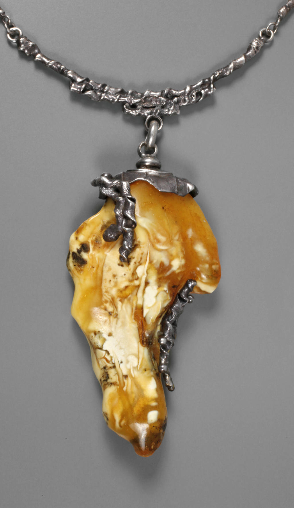 Außergewöhnliches Collier mit großem Bernstein