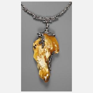 Außergewöhnliches Collier mit großem Bernstein