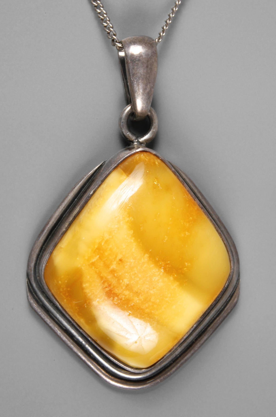 Bernsteinanhänger mit Kette