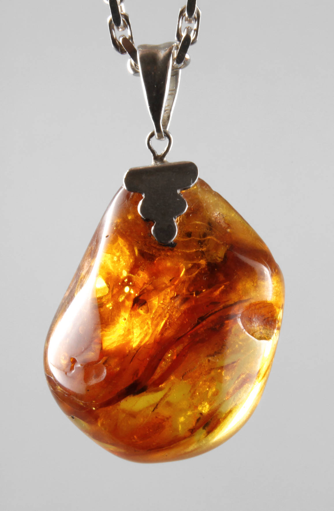 Bernsteinanhänger mit Panzerkette