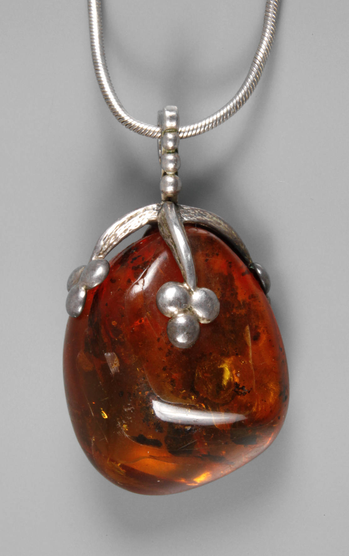 Bernsteinanhänger mit Silberkette