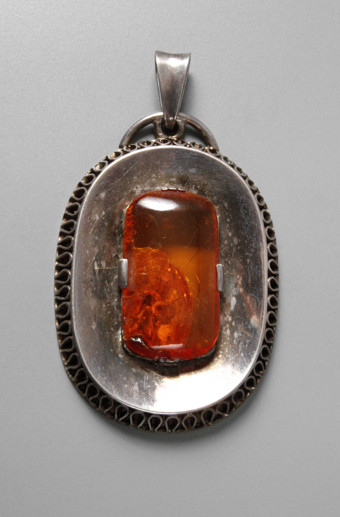 Silberanhänger mit Bernstein