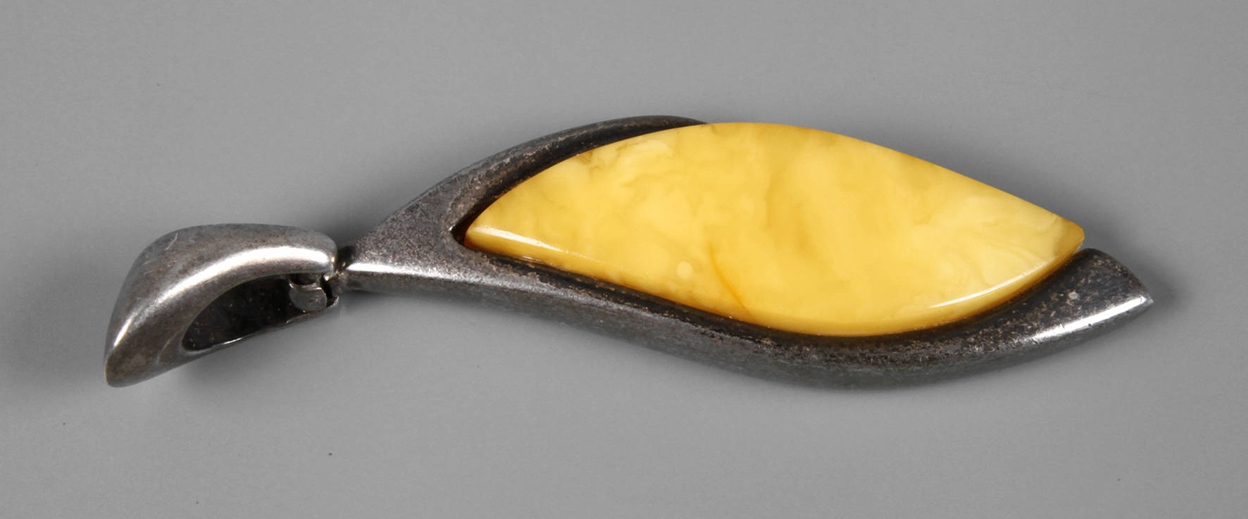 Silberanhänger mit Bernstein