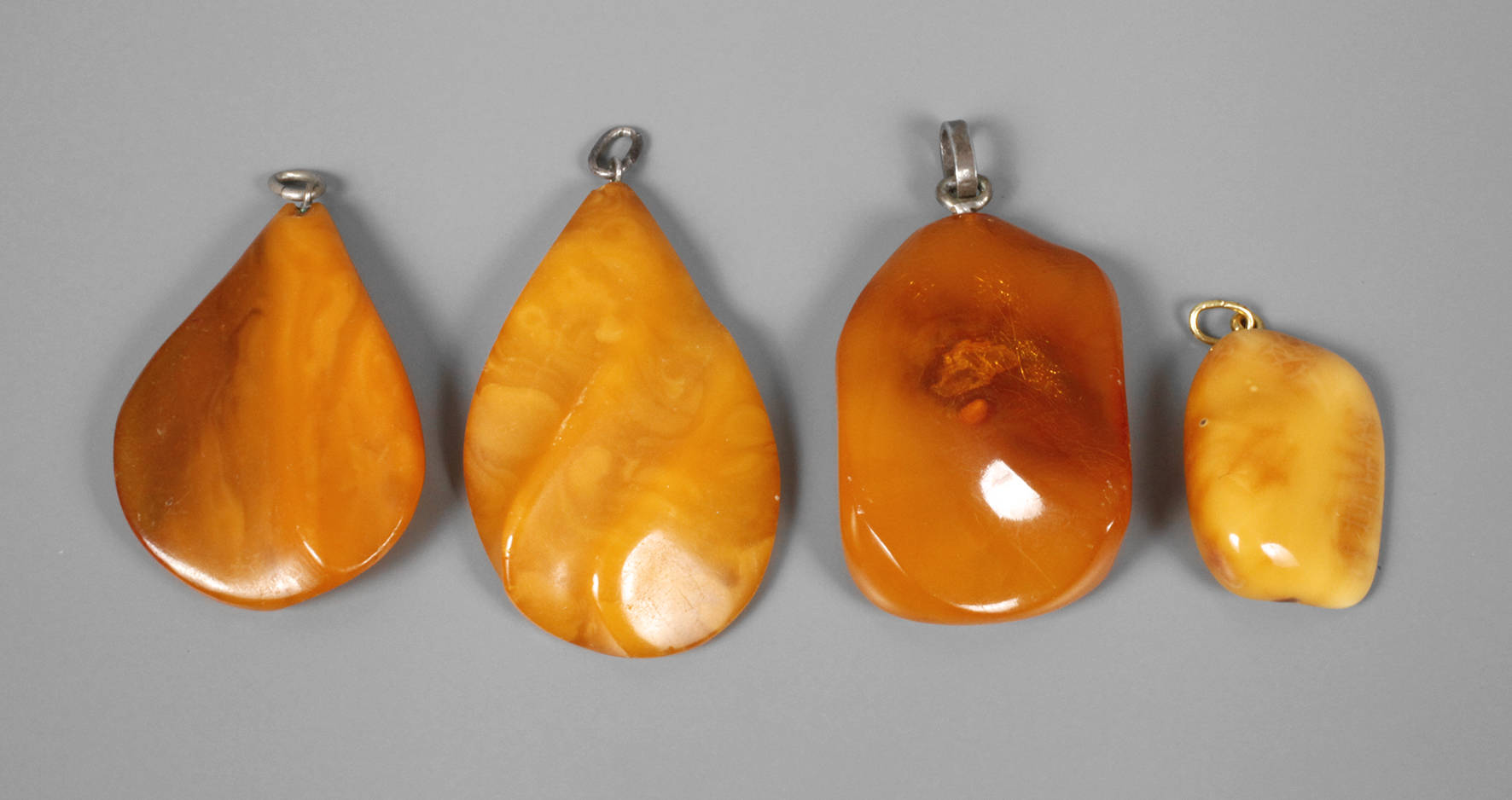 Vier Bernsteinanhänger