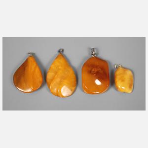 Vier Bernsteinanhänger