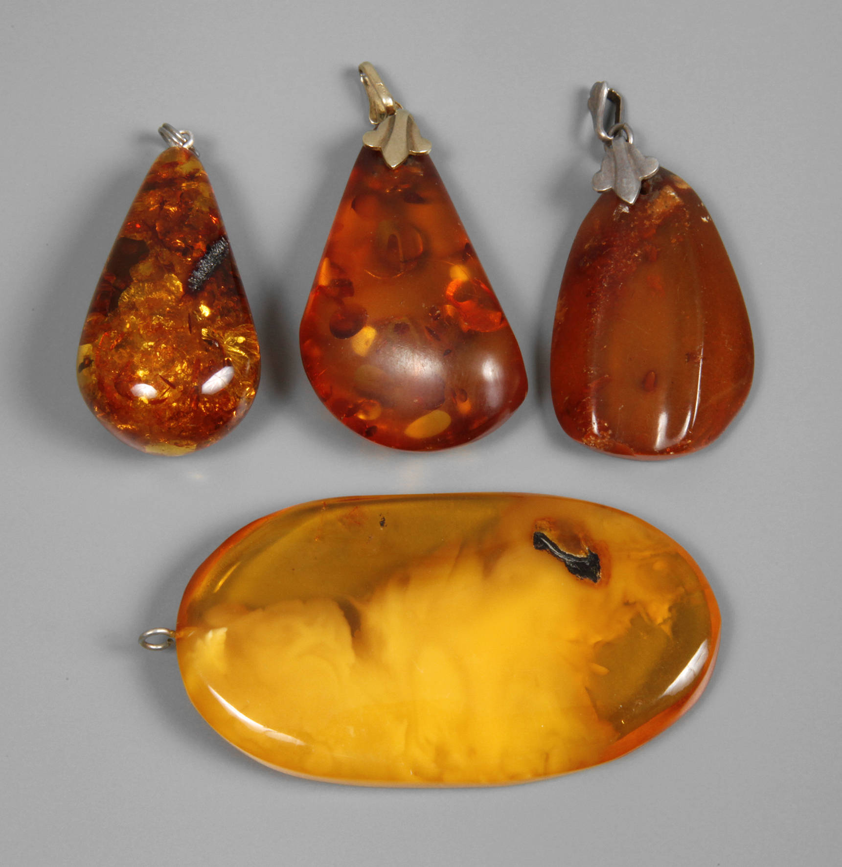Vier Bernsteinanhänger