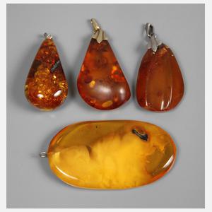 Vier Bernsteinanhänger